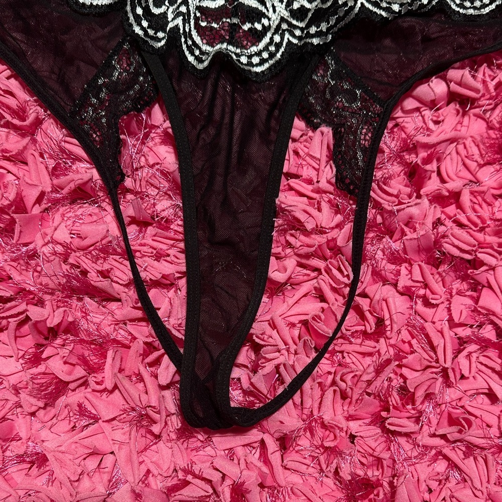 Chic Black and White Lace Floral Bodysuit - Picture 3 of 7